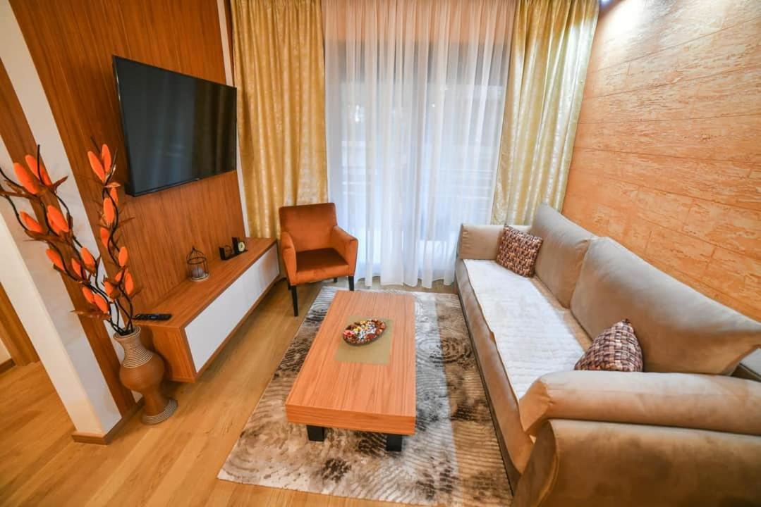 Lux U Pekovic Apartment